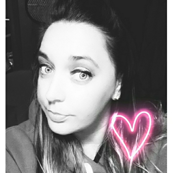 Meet your Posher, Nicole - Picture 1 of 1